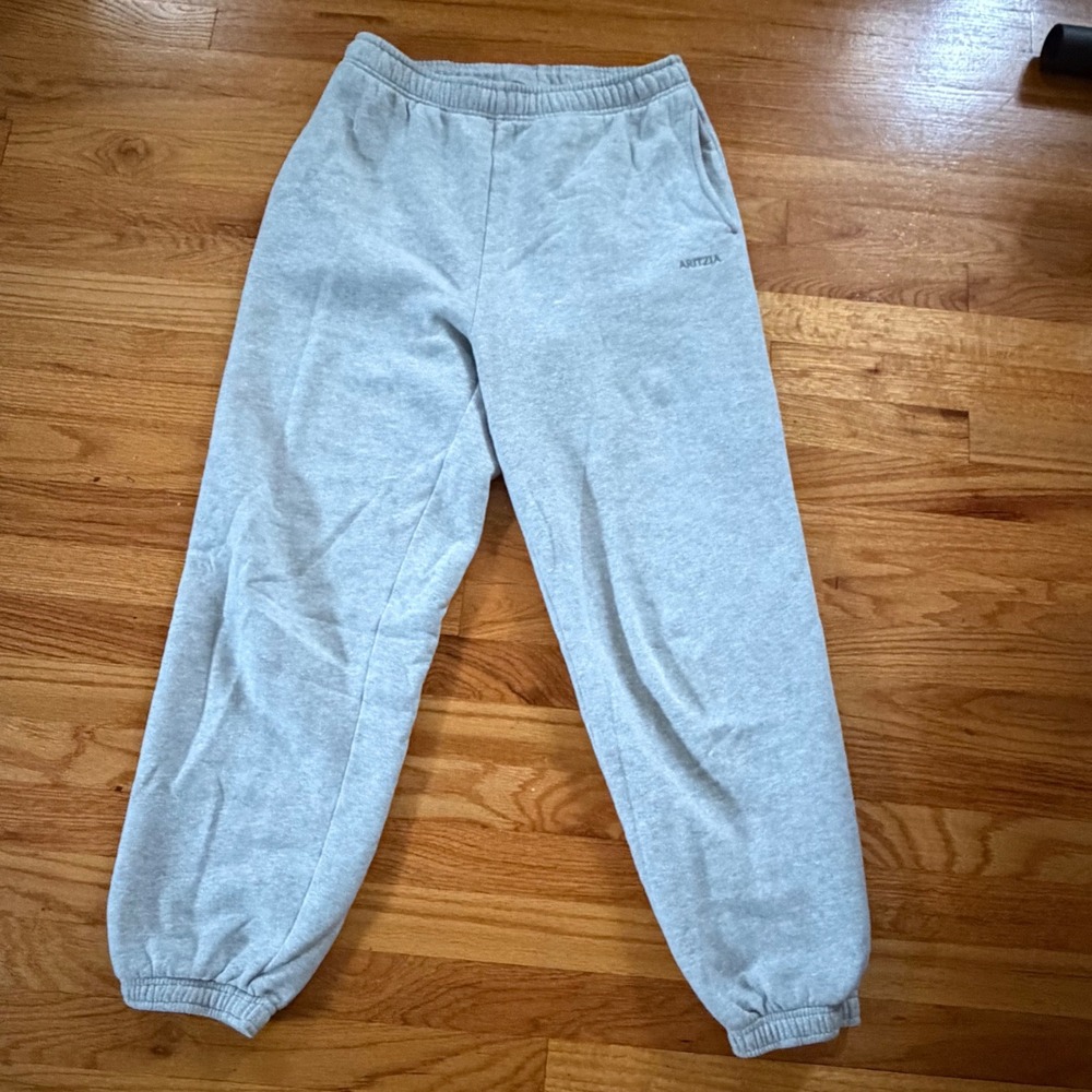 Aritzia sweatfleece  Mega Sweatpant Medium Heather Cloud White Gray Joggers